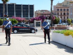 Ruba uno zaino da un’auto parcheggiata in via Roma, arrestato