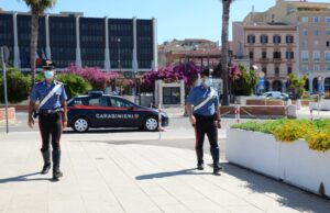 Ruba uno zaino da un’auto parcheggiata in via Roma, arrestato