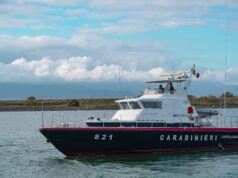 Sant’Antioco, lei vuole scendere dalla barca ma lui tira dritto