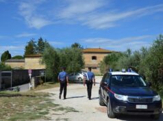 Minaccia il vicino brandendo un bastone di legno, pensionato denunciato