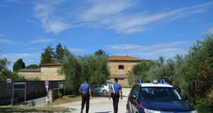 Minaccia il vicino brandendo un bastone di legno, pensionato denunciato