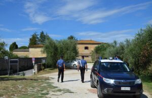 Minaccia il vicino brandendo un bastone di legno, pensionato denunciato