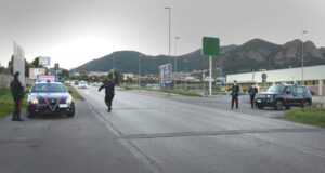 Guida un Porsche Cayman in stato di ebbrezza e patente sospesa