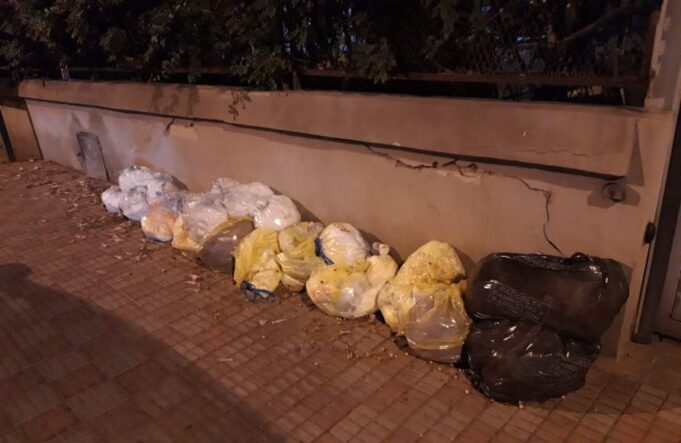 Raccolta differenziata: via Cagna invasa dai sacchi per i panni