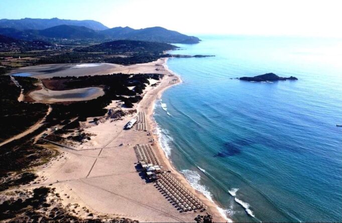 Chia: con tanti stabilimenti balneari è ancora una spiaggia libera?