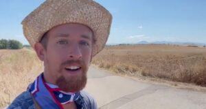 In Sardegna il tiktoker che gira tutta Italia in bici