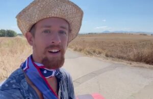 In Sardegna il tiktoker che gira tutta Italia in bici