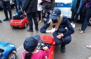 Sassari, dalla Polizia bici e corredi scolastici per i piccoli profughi afgani