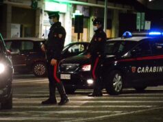 Tenta di bruciare una macchina usando una mascherina FFP2 imbevuta nel vino