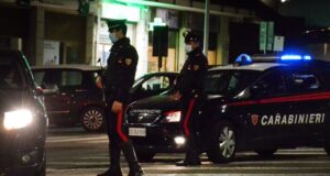 Tenta di bruciare una macchina usando una mascherina FFP2 imbevuta nel vino