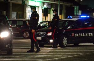 Tenta di bruciare una macchina usando una mascherina FFP2 imbevuta nel vino