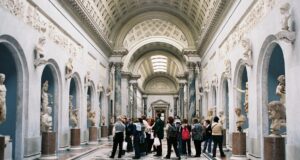 Foto nei musei: fanno scappare i visitatori o li attirano?