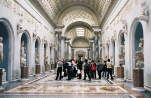 Foto nei musei: fanno scappare i visitatori o li attirano?