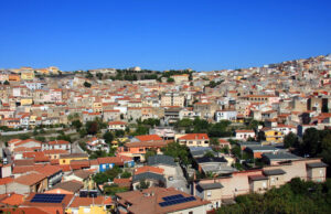 Sennori, spara alla compagna e si impicca