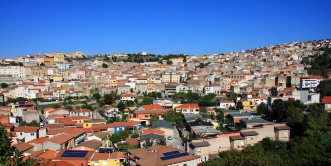 Sennori, spara alla compagna e si impicca