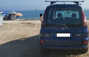 Sassari, va in gommone e lascia l’auto parcheggiata in spiaggia