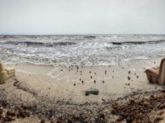 Giorgino, il lato romantico dell’inciviltà: due poltrone vista mare