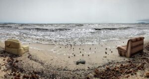 Giorgino, il lato romantico dell’inciviltà: due poltrone vista mare