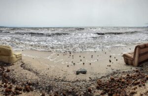 Giorgino, il lato romantico dell’inciviltà: due poltrone vista mare