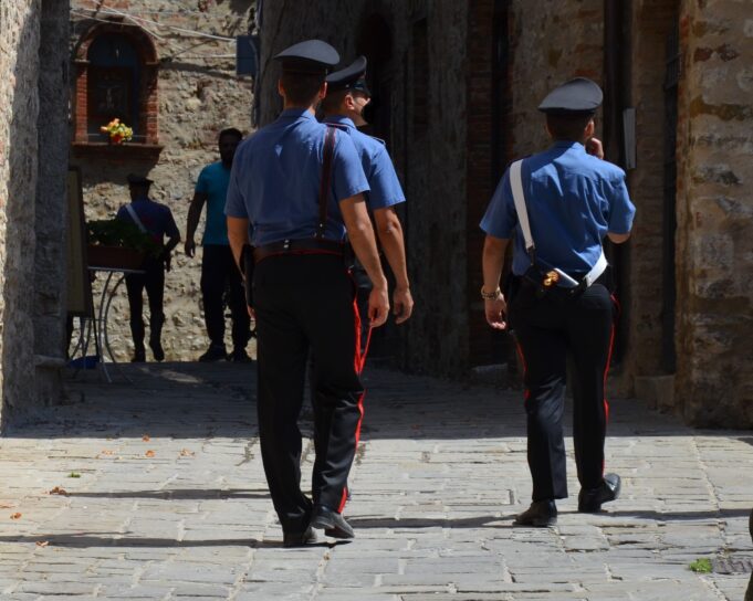 Spacca i denti al rivale con un pugno: denunciato un ventiduenne