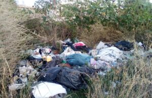 “Via Jenner è una discarica a cielo aperto”, la denuncia degli ambientalisti