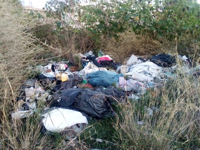 “Via Jenner è una discarica a cielo aperto”, la denuncia degli ambientalisti