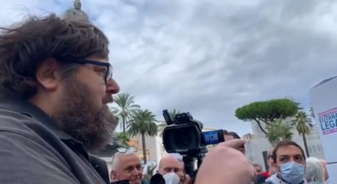 Eutanasia, il partito di Adinolfi presidia l’isola: “No alla morte di Stato”