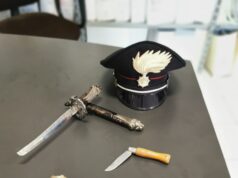 Carbonia, viaggia in auto con accetta, pattadese e katana da samurai