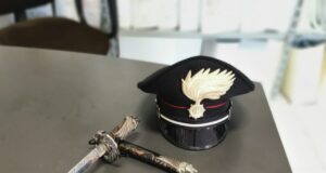 Carbonia, viaggia in auto con accetta, pattadese e katana da samurai