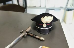 Carbonia, viaggia in auto con accetta, pattadese e katana da samurai