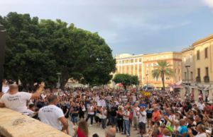 No green pass in piazza a Cagliari: “Siamo in tanti, il potere deve tremare”