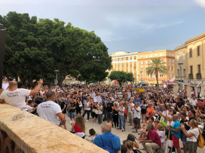 No green pass in piazza a Cagliari: “Siamo in tanti, il potere deve tremare”