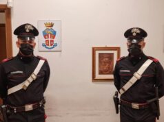 Padre e figlio nei guai: una carabina e 56 grammi di marijuana in casa