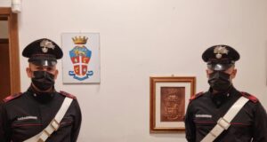 Padre e figlio nei guai: una carabina e 56 grammi di marijuana in casa