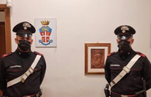 Padre e figlio nei guai: una carabina e 56 grammi di marijuana in casa