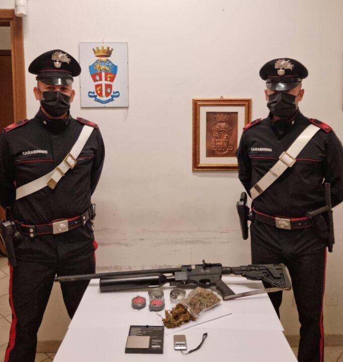 Padre e figlio nei guai: una carabina e 56 grammi di marijuana in casa