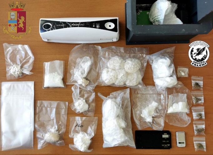 Nasconde oltre un chilo di cocaina ed eroina in cassaforte, arrestato 43enne di Cagliari