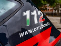 Dà fuoco a un’auto e sferra un calcio a un agente, arrestato