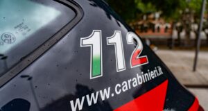 Dà fuoco a un’auto e sferra un calcio a un agente, arrestato