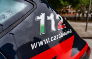 Dà fuoco a un’auto e sferra un calcio a un agente, arrestato