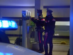 Precipita dal balcone mentre fuma una sigaretta, è in gravi condizioni