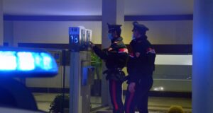 Precipita dal balcone mentre fuma una sigaretta, è in gravi condizioni