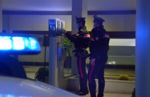 Precipita dal balcone mentre fuma una sigaretta, è in gravi condizioni