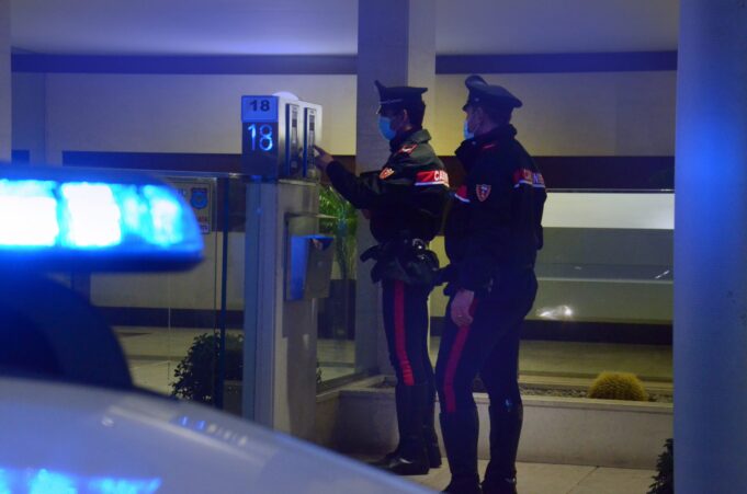 Precipita dal balcone mentre fuma una sigaretta, è in gravi condizioni