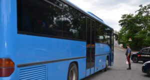 Dà un pugno a un 71enne sul bus, arrestato un 20enne cagliaritano