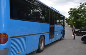 Dà un pugno a un 71enne sul bus, arrestato un 20enne cagliaritano