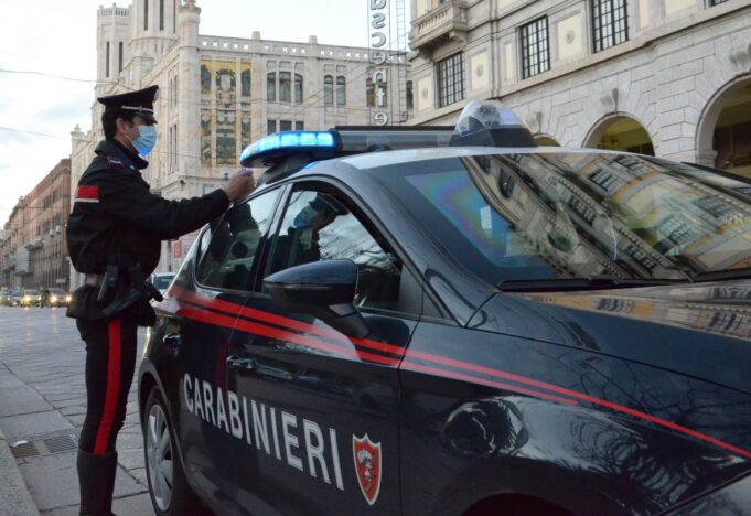 Ruba un borsello in Largo Carlo Felice, incastrato dalla videosorveglianza