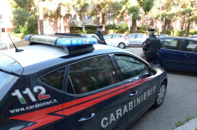 Cagliari, in un raptus di gelosia ruba chiavi e telefono al rivale in amore