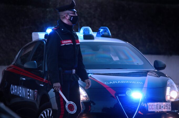 Lite tra ragazze, una delle due con un coltello nella borsetta