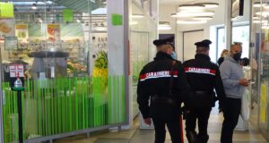 Cagliari, rubava in farmacia: riconosciuto per la canottiera da basket